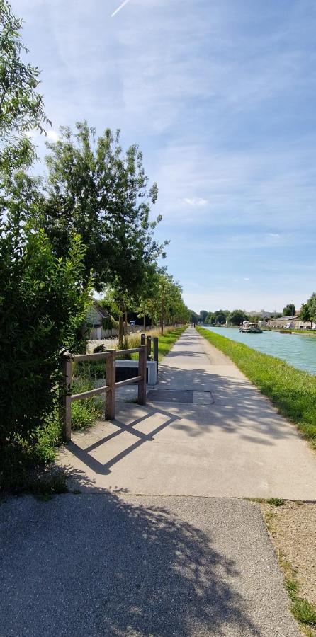 Casa de Férias L'entre Deux Eaux 'maison' Balcon 'et Jardin Reims